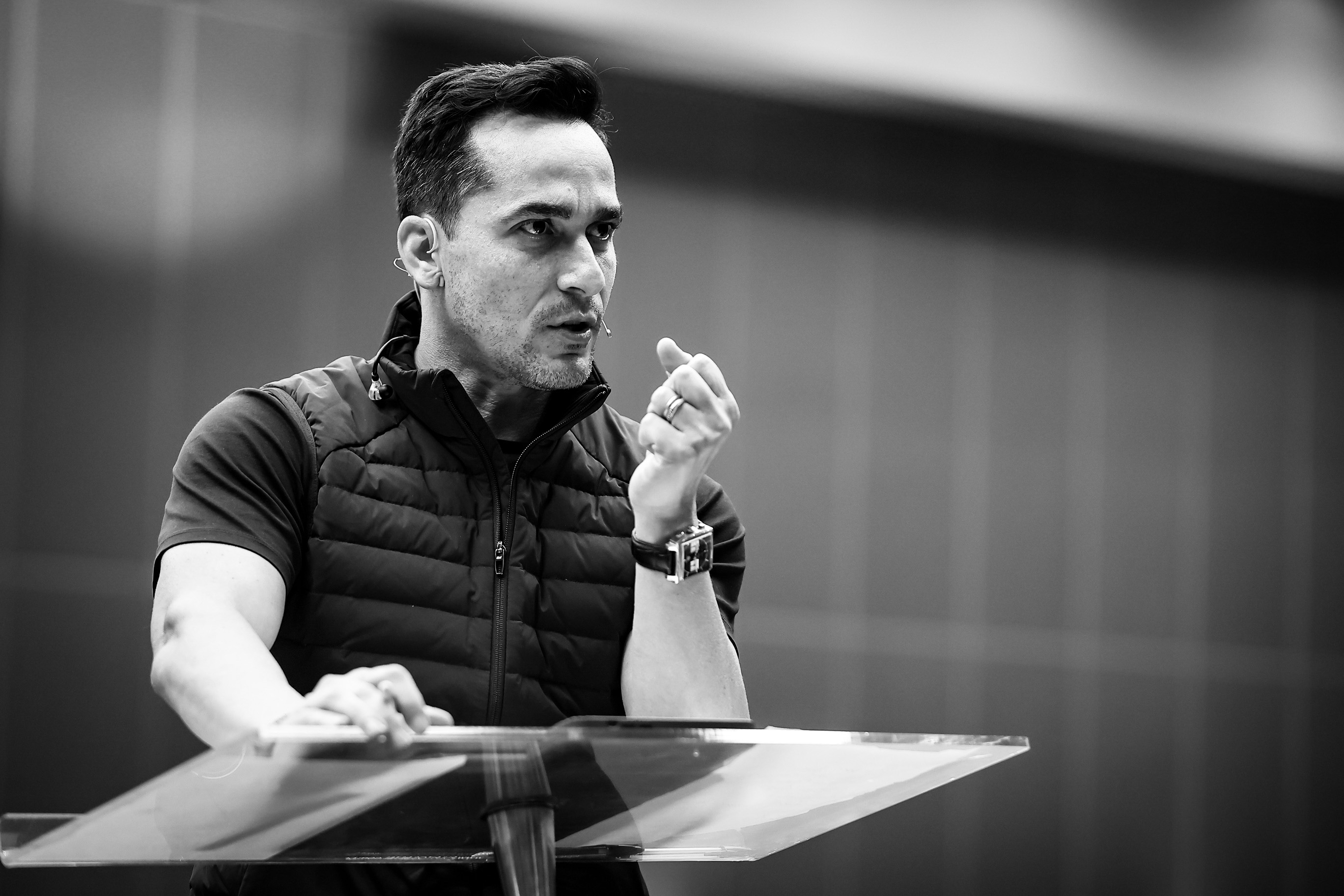 Márcio Micheli falando em um púlpito durante treinamento